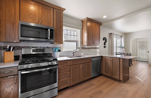 Lakeside House | M2 -Relaxed Beach Stay Fenced Yard, Fire Pit & 2 Living Areas, Pets welcome