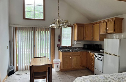 Suttons Bay Hotel | M22 Inn Suttons Bay