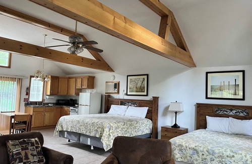 Suttons Bay Hotel | M22 Inn Suttons Bay