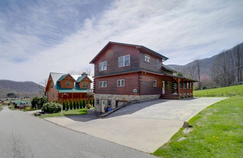 Maggie Valley Cabin | Maggie Valley Cabin w/Private Hot Tub & Game Room
