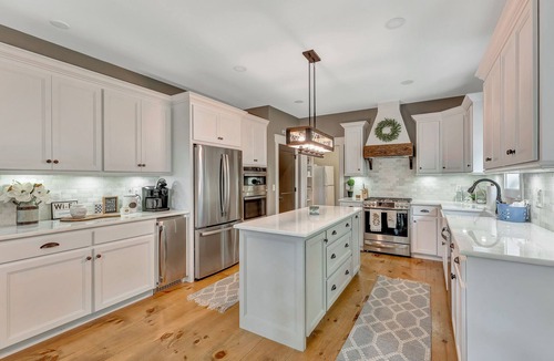 Arley House | Maple Branch - Private putting green overlooking the lake!