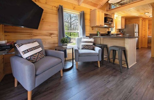 Lookout Valley Neighborhood Association Cabin | Meg's garden-side cabin with private hot tub, firepit