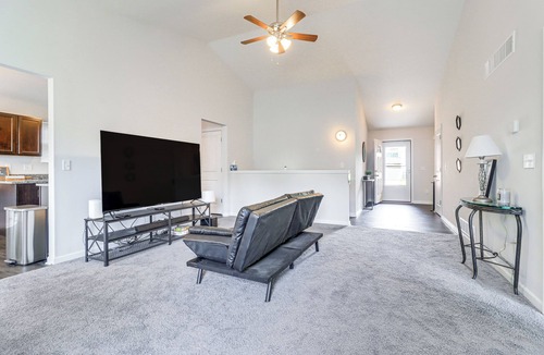 Romulus House | Michigan Home w/Yard, 3 Mi to Detroit Airport