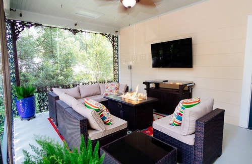 Hannon Park Apartment | Mid-Century Modern - 3600sqft - 1 Mile to CBD Historic Surroundings, Walk to CBD