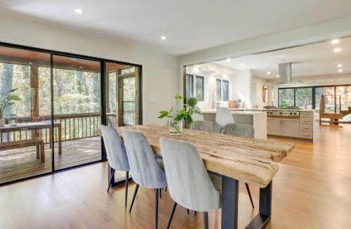 Sandy Springs House | Mid-Century Modern Luxe Retreat w/Hot Tub & Decks
