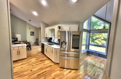 Battle Creek House | Mid-century modern Retreat- 4000 Sqft-Hot Tub Entire House-Pet Friendly