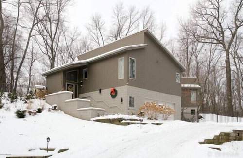 Battle Creek House | Mid-century modern Retreat- 4000 Sqft-Hot Tub Entire House-Pet Friendly