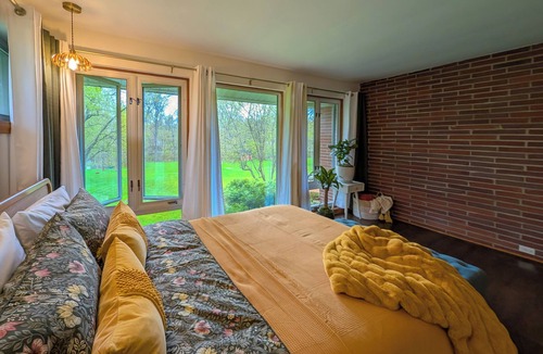 Edgemont Park House | Midcentury Riverfront Retreat