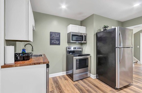Huntsville Apartment | Mins to Mins to Downtown & Arsenal-Pool- Huntsville Oasis
