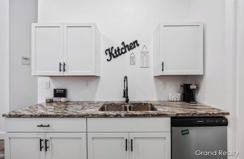 Creston Heights House | Modern 2-Bedroom Retreat! AC, WiFi, Laundry + Parking – Close to Downtown