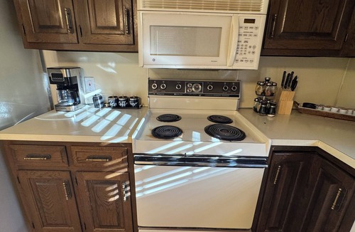 Bedford Apartment | Modern 2BR Suite 202: Toledo & Sylvania Gateway