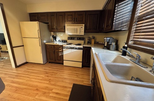 Bedford Apartment | Modern 2BR Suite 202: Toledo & Sylvania Gateway