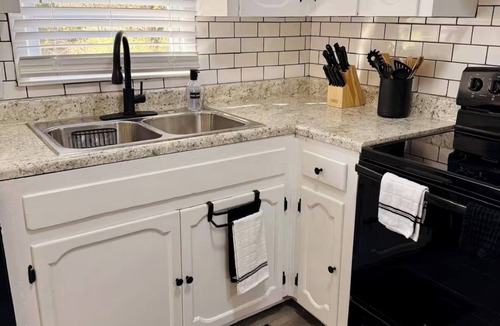 Oxford House | Modern 3BR Home in Oxford — pet-friendly