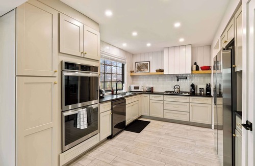 South Lyon House | Modern 4BR/3BA South Lyon Getaway