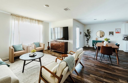 Tuscaloosa House | Modern 4BR family-friendly home, stocked kitchen, 1 King/3 Queen Beds near the University of Alabama, just 12 miles from campus.