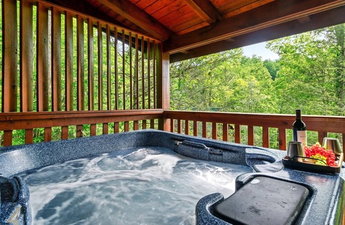 Black Bear Falls House | Modern 5 Star Cabin - VIEWS! - Hot Tub - Pool Table - Ideal location