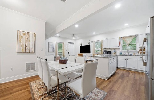 Church Street House | Modern 5BR House with Games & BBQ Near Mercedes-Benz Stadium