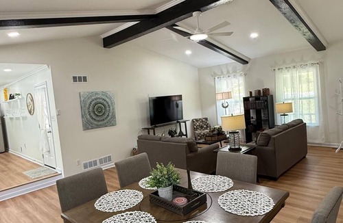 Riverdale House | Modern Airport Suites Near Atlanta Airport
