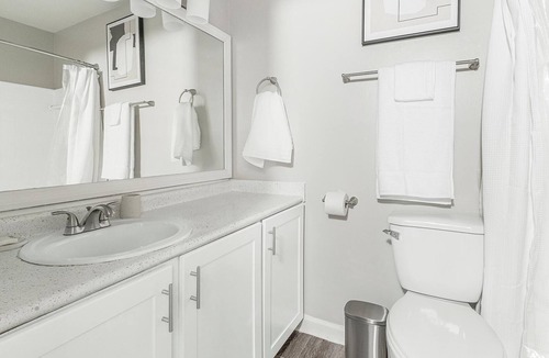 Homewood Apartment | Modern Apartment in Prime Location (ID1211X617)