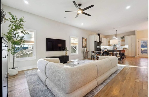 Atlanta House | Modern ATL Luxury-Sleeps 12-Free Parking-Game Room