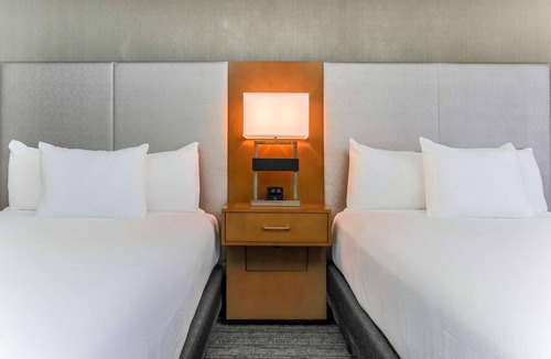 East Point Hotel | Modern ATL Stay | 4 Units | 5 Minutes to Hartsfield-Jackson Airport -2.2mi
