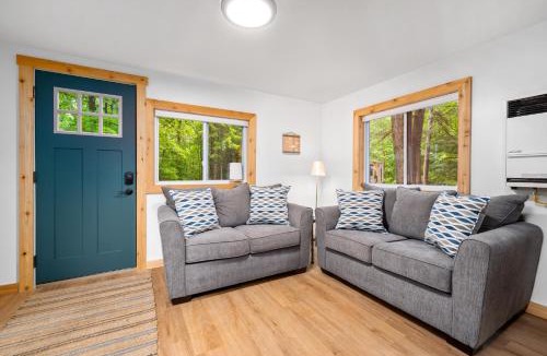 Mayfield House | Modern Cabin Retreat l Arbutus Lake l Close to TC!