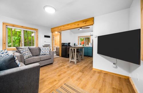 Mayfield House | Modern Cabin Retreat l Arbutus Lake l Close to TC!