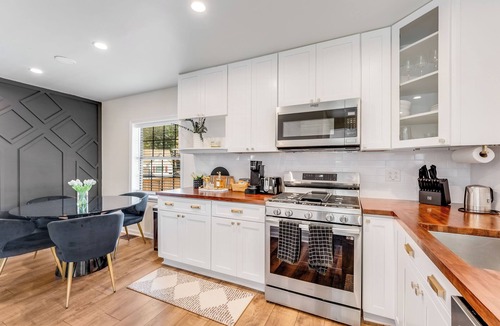 College Park House | Modern comfort in the Heart of Atlanta. Ideal for Getaways.