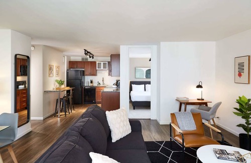 Streeterville Apartment | Modern Corner 2BR in Streeterville | Roof Deck | Lake Views