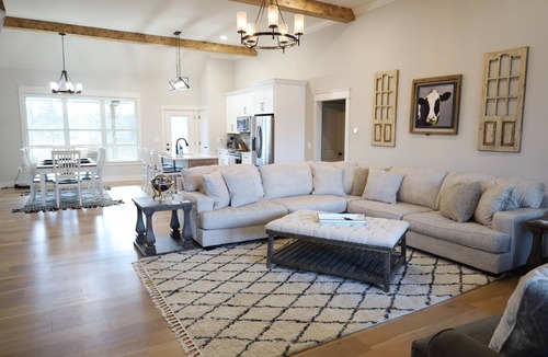 Graysville House | Modern Family-sized Country Gem near Chattanooga with relaxing balcony & deck!