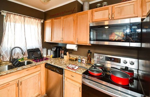 Fairlie-Poplar Historic District Apartment | Modern High-Floor condo at Heart of Downtown & Skyline Balcony