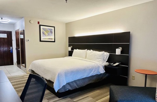 Lupton City Hotel | Modern Hixson Stay | 1 King Bed | Near Downtown Chattanooga Attractions