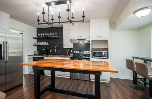 Crestwood South House | Modern Lodge Home near Downton w/Hot Tub