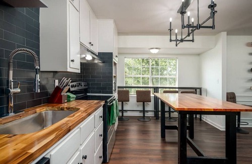 Crestwood South House | Modern Lodge Home near Downton w/Hot Tub