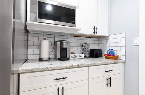 Decatur House | Modern Luxury w/Pool Table 3BR/5BD Sleeps 10
