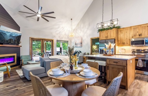 Ellijay House | Modern Mountain Luxury w/Hot tub, BBQ, Hammock, Foosball, Cornhole + More!