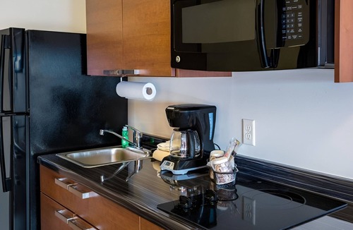 Wixom Hotel | Modern Room w/Kitchen Near Suburban Collection Showplace & Lyon Oaks County
