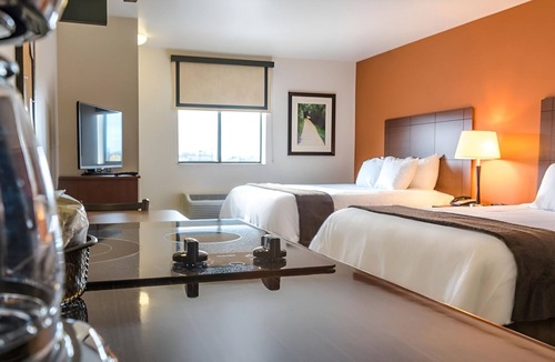 Wixom Hotel | Modern Room w/Kitchen Near Suburban Collection Showplace & Lyon Oaks County