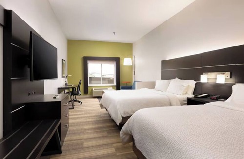 Lupton City Hotel | Modern Suite in Chattanooga Near Tennessee Aquarium for Family Adventures