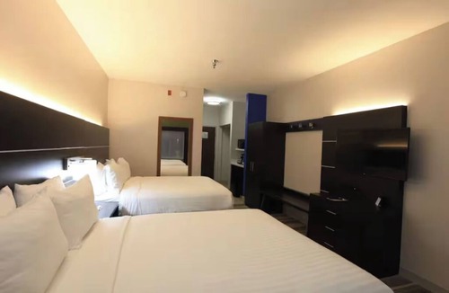 Lupton City Hotel | Modern Suite in Chattanooga Near Tennessee Aquarium for Family Adventures