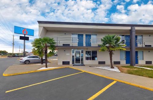 McDonough Hotel | Motel 6 McDonough, GA