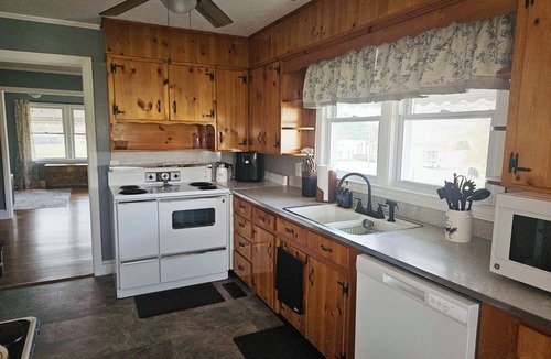Tusculum Other | Mountain View Farmhouse: Antique Accents & Peaceful Heritage Charm