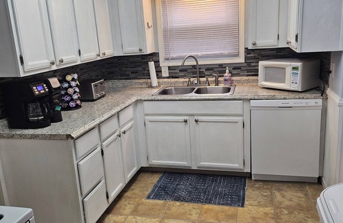 Lansing House | MSU 10 min away! LONG TERM renters welcome! Pet & family friendly