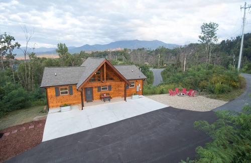 Chalet Village North Cabin | Mt. LeConte Views! Cosy Luxury Cabin, Fire Pit, Hot Tub, Outdoor Pool, Location