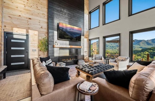 Cosby House | Mt Sunshine - Infinity Pool Sleeps 22 12 Beds