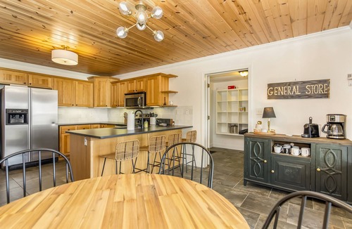 Ranger Cabin | Mtn View + Pond w/fishing + Hot Tub + Firepit + EV charger