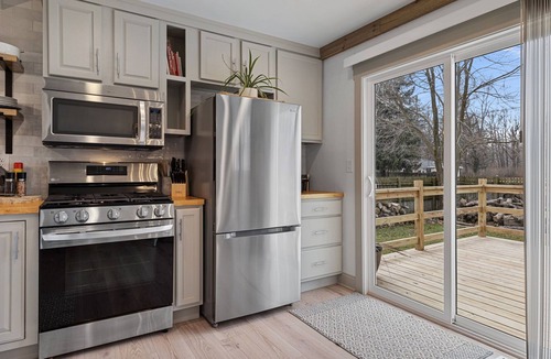 Benton Harbor House | N Shore Bungalow-Close to St Joe, beaches, golf, wineries, 45 min to Notre Dame