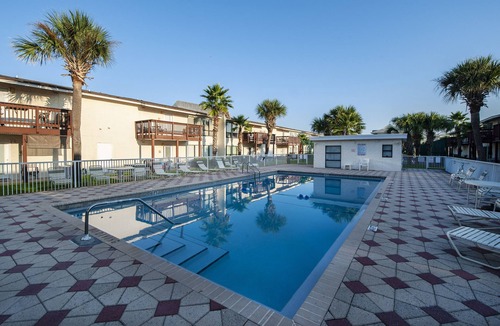 Navarre Beach Condo | Navarre Manor: Steps from the beach!