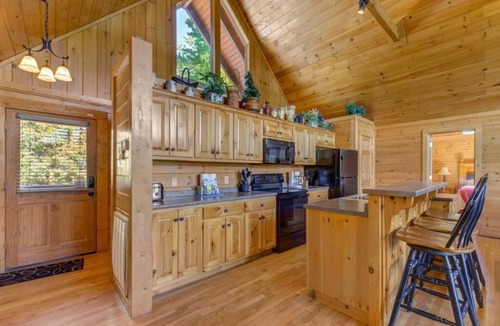 Black Bear Falls Cabin | Nestled in the heart of Gatlinburg, Eagles Point Lodge offers a stunning mountai