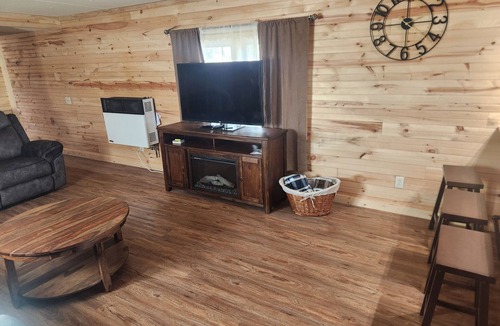 Melmore House | NEVER JUDGE A BOOK BY IT'S COVER! .2 bedroom mobile home in Carey with AC, WiFi